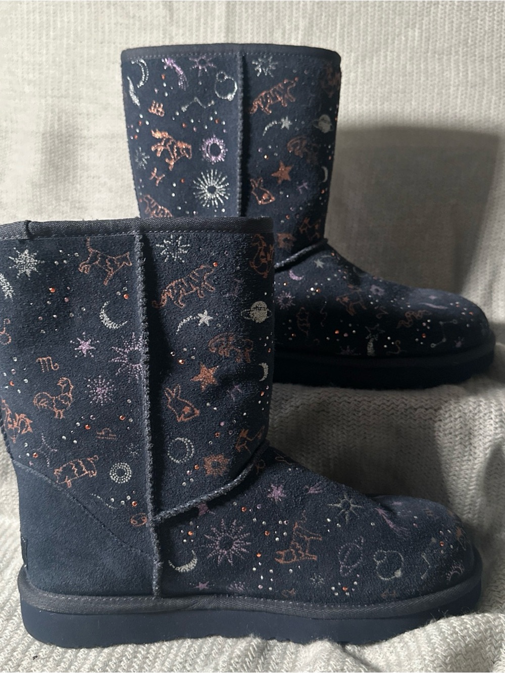 NEW WOMENS UGG CLASSIC ZODIAC SHORT BLACK SUEDE SHEEPSKIN  BOOTS SIZE 8